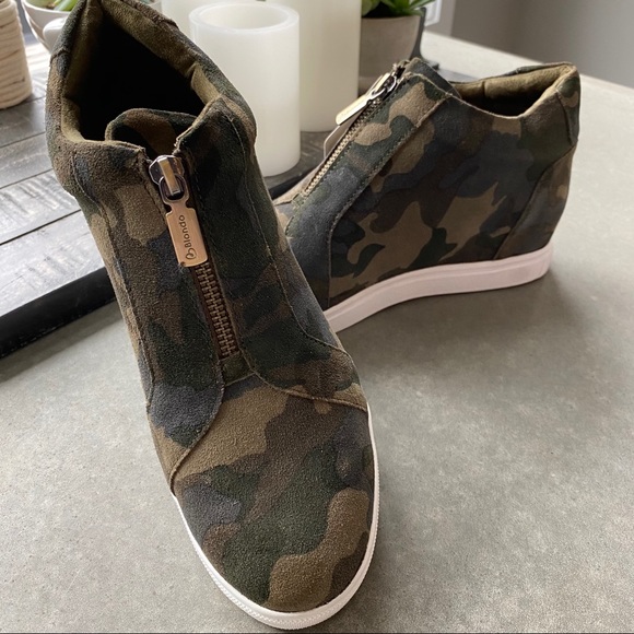 Blondo Shoes - Blondo Naturalizer Suede Camo Zip Up Booties sz8